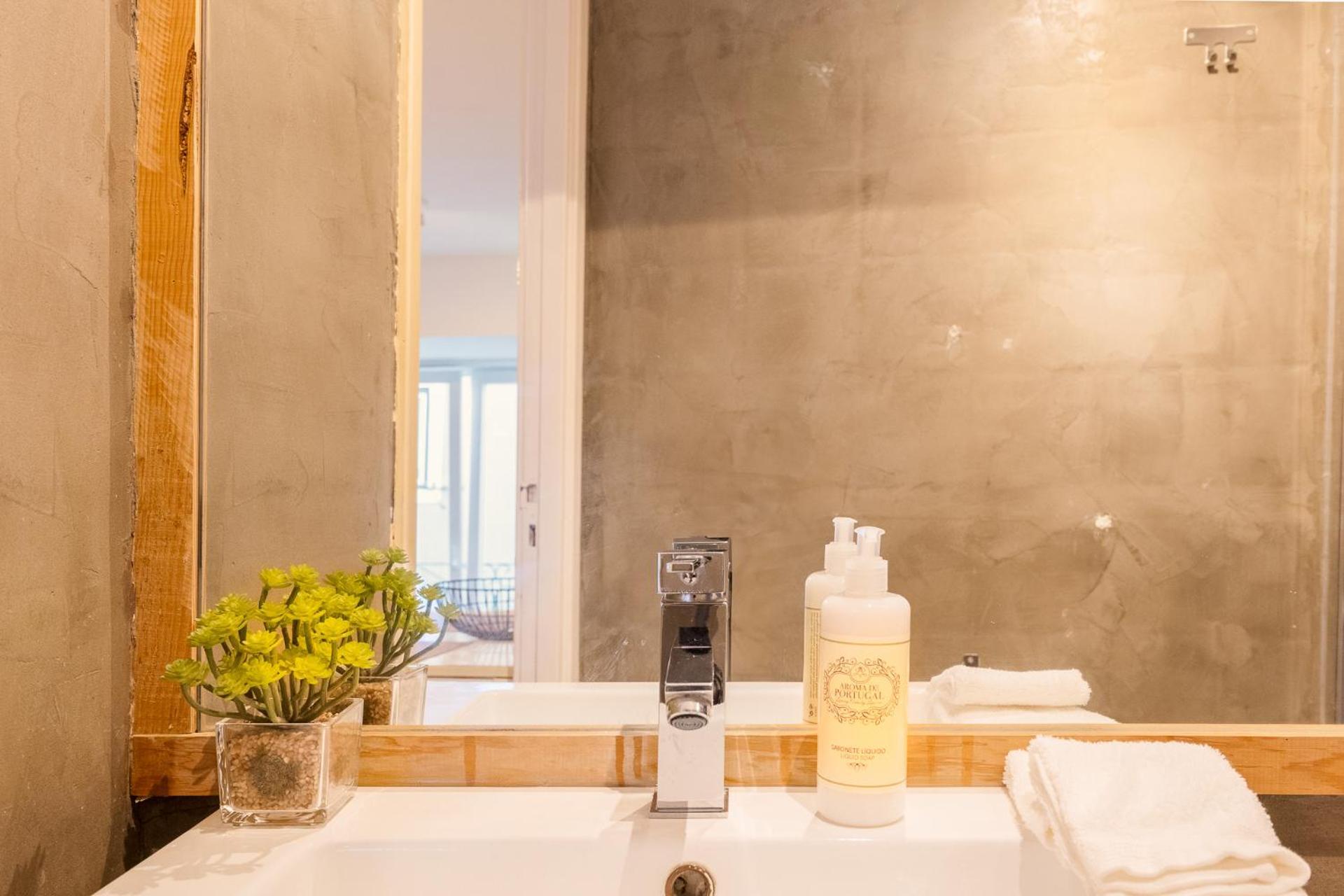 Contemporary Apartment In Chiado 3 Lisboa Ngoại thất bức ảnh